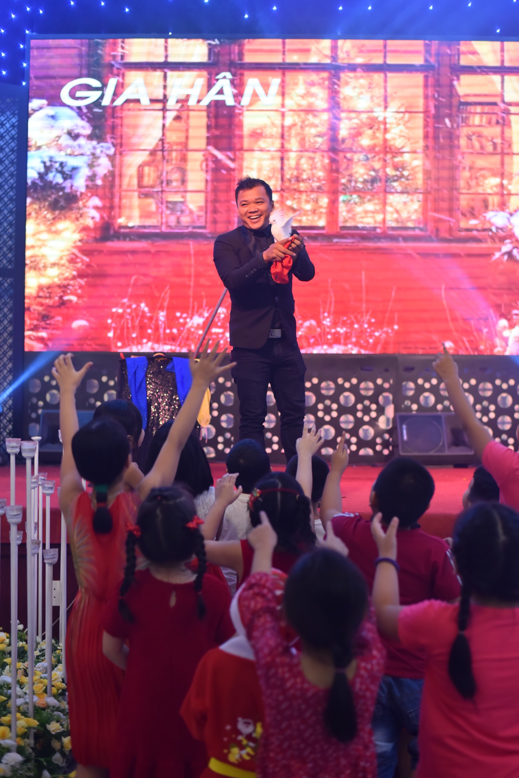Biểu diễn các show ảo thuật trên khắp cả nước